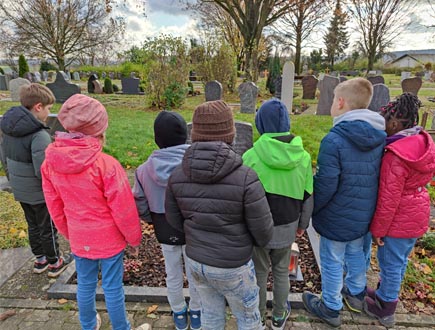 Schüler der Pestalozzischule Bretten besuchen den Friedhof