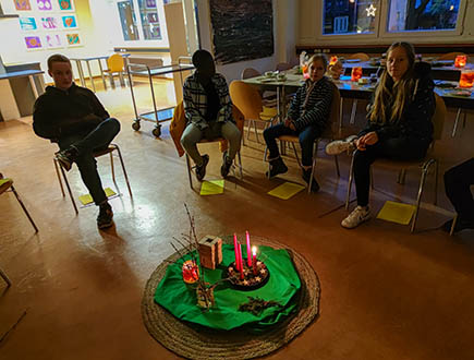 Frühschicht - Schüler im Sitzkreis vor dem Adventskranz