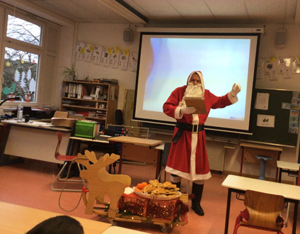 Nikolaus im Klassenzimmer mit Schlitten und Hefemänner