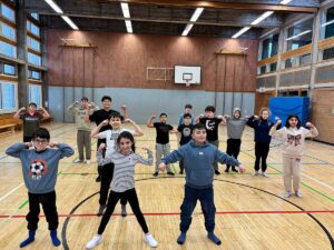 Hip Hop Gruppe in der Turnhalle in Action