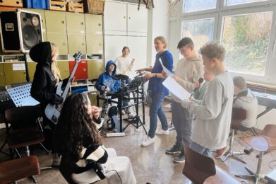 Schulband Pesta, Schüler mit Instrumenten